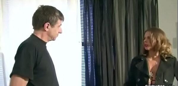 Chef fick geile MILF Mitarbeiterin direkt auf Arbeit durch